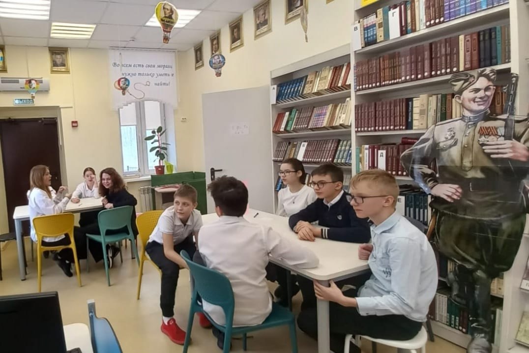 11 апреля в нашей библиотеке прошла увлекательная «Своя игра» по произведению В. К. Железникова «Чудак из шестого „Б“»! .